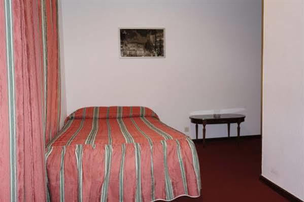 לוגרוניו Hostal La Numantina מראה חיצוני תמונה